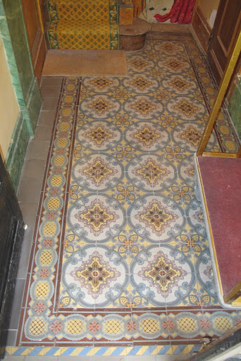 The muted colors in this ceramic-tiled hallway are easily livable and seasonless. The muted colors in this ceramic-tiled hallway are easily livable and seasonless.