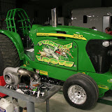 De Turn Me Loose van Lucien bij Wileman. Wileman is ook bekend als K+K John Deere Specialties. Ze bouwen hier tractoren. Dat wil zeggen, ze maken het kapwerk op maat, het leidingenwerk en het samenstellen tot een werkende Pulling tractor.