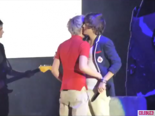 Harry-Styles-Niall-Payne-One-Direction-bromance-moments-Youtube-580x435
