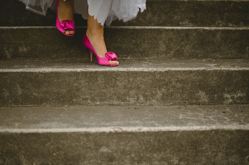 The first thing Alis decided when she began planning was that she wanted to wear pink shoes. After numerous purchases and returns (thanks to Zappos.com), she found the perfect pair by Kate Spade.