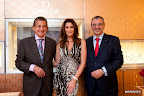 Stephen Urquhart, Presidente de OMEGA junto a Cindy Crawford y Ernesto Kohen, Representante de OMEGA en Argentina. Gentileza: ICONOS Comunicaciones