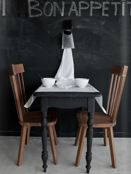 Vitt, svart och brunt, EST Magazine via Decor8