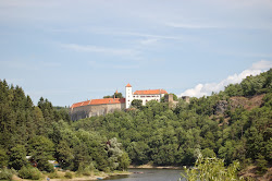 Die Burg Bítov (Schloss Vöttau) befindet sich über dem Zusammenfluss der Flüsse Želetavka und Thaya, die unter dem Schloss einen Stausee bilden. In der Nähe von Podhradí (Freistein) gab es einen Ort namens Vöttau, der jedoch im Stausee versank. "Nový Bítov" (Neu-Vöttau) befindet sich nun ca. 3 km südöstlich der Burg. Die Burg entstand wahrscheinlich im 12. Jahrhundert und ist zurzeit eine wichtige touristische Attraktion – auch aufgrund der größten Sammlung von ausgestopften Hunden der Welt. Das Schloss kann von April bis Oktober zu verschiedenen Zeiten besucht werden.