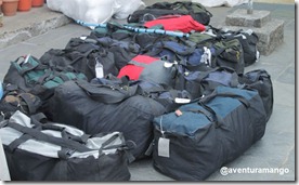 Duffle Bags à espera dos carregadores Duffle Bags