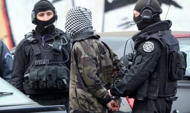 French-police-arrest-a-su-008
