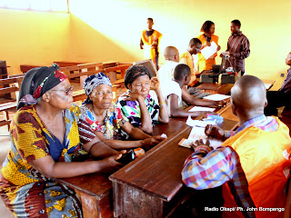 De gauche à droite,en avant plan, un groupe des femmes entrain de s'enregistrer devant un operateur de la CENI ce 7/05/2011 à Kinshasa, pour l'obtation de la nouvelle carte d'électeur. Radio Okapi/ Ph. John Bompengo