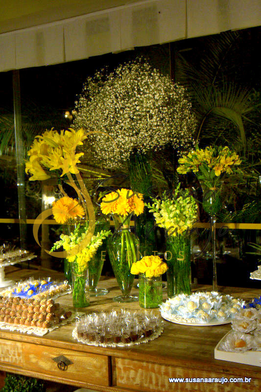 Fotos de Claudia e Diogo. Foto numero 09 da cerimonialista Susana Araújo, que faz cerimonial de casamentos, cerimonial de eventos, cerimonial de festas, cerimonial de 15 anos, cerimonial de bodas, cerimonial de eventos sociais, cerimonial de aniversários, decoração de casamento, decoração de festas de 15 anos, decoração de eventos sociais, decoração de aniversários, buffet de casamento, buffet de 15 anos, buffet festas, buffet eventos e assessoria cerimonial em Niterói, RJ, no Rio de Janeiro e em outras cidades do estado do Rio. Amarela Astromelia Doces Lirio Casamento Cerimonial Arranjo floral Velas Casa de festas cerimonial casamento cerimonialista eventos rio casamentos niteroi forminhas doces lembrancinhas artesanais decorar bolos noiva decoraçao infantis
