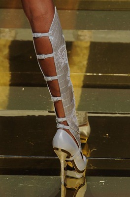 versace-details-haute-couture-sprg-2012-pfw9