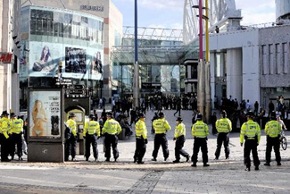 Полицейские в центре возле Bull Ring