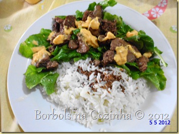 salada de rcula com fgado de galinha e molho cheddar