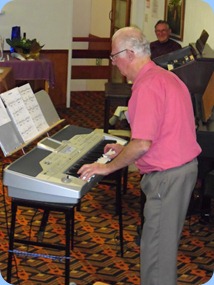 Peter Jackson entertained us with a mixture of singing using the Korg for the backing track, together with some keyboard playing on his Pa1X and intermingled with some hilarius jokes.