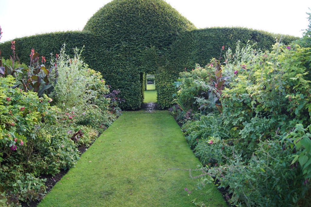 [levens-hall-garden-topiary-passage3.jpg]