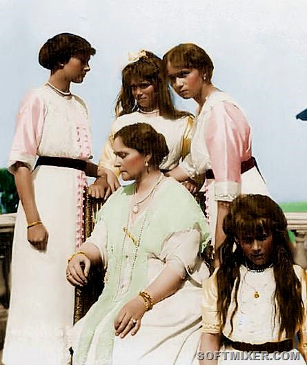 [103065770_3554158_tatianamariaalixolgaandmt2%255B9%255D.jpg]