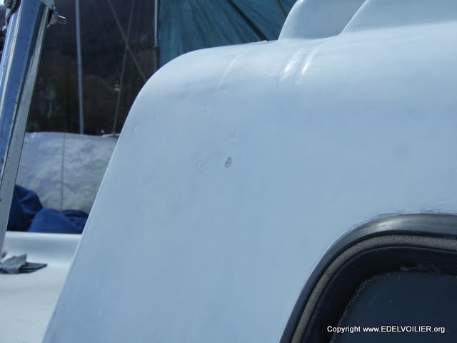 Le ponçage permet de mettre en évidence quelques petits pets sur le gelcoat qui seront repris au mastic époxy.