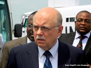 En avant plan, le représentant spécial du secrétaire général de l’ONU en RDC, Roger Meece, ce 05/4/2011 à l’aéroport international de Ndjili lors de la visite du lieu où s’est produit le crash d’un avion de la Monusco. Radio Okapi/Ph John Bompengo