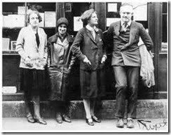 Ernest Hemingway devant Shakespeare and Company, avec Sylvia Beach et Adrienne 