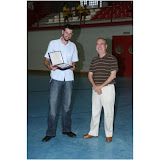 Teniente Alcalde entrega placa a Presidente Club Baloncesto
