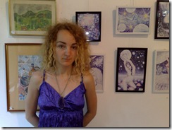 Artista Corina Chirila cu cateva dintre desenele ei facute cu pixul