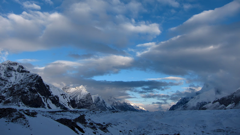 Aproape de inceputul ghetarului Engilcheck, ce se prelungeste cu o vale glaciara de aproape 100 de kilometri.