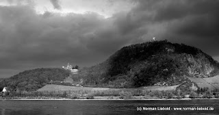Blick auf den Drachenfels mit dem Drachenschloss.