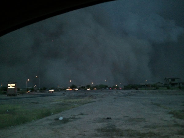 Darkness on 51st Avenue and Baseline Road in Phoenix, Arizona, during a dust storm, 5 July 2011. Pam Hare / kens5.com