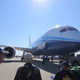 Laurence devant le Boeing 787