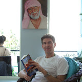 Jacek :) 
a w tle poprzedni Sai Baba