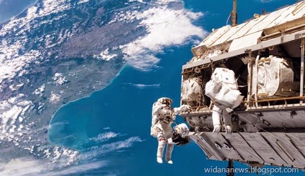 Para Astronot yang sedag bekerja di ISS