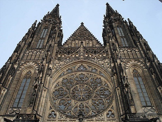 [front-view-of-st-vitus-cathedral-pra[2].jpg]