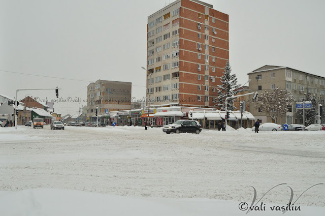 Intersecţia din faţa Universitaţii Drăgan Intersecţia din faţa Universitaţii Drăgan