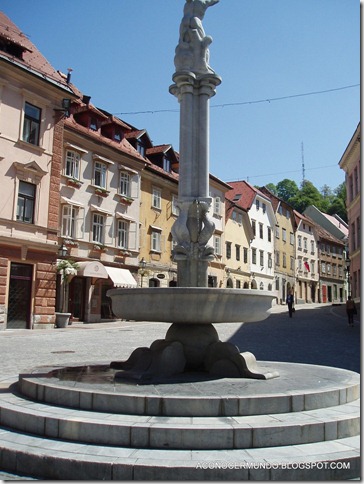 182-Liubliana-Stari Trg. Fontana de Hércules-P4280218