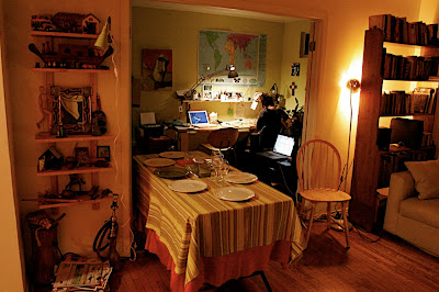 Living y al fondo taller con artista. Estabamos esperando a los invitados.