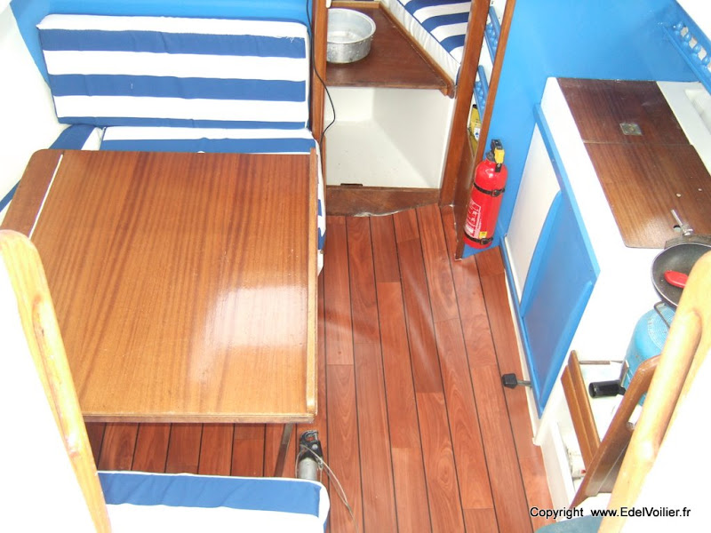 Pose du lino type parquet qui vient d'etre posé. Bien tendu ca sera impec