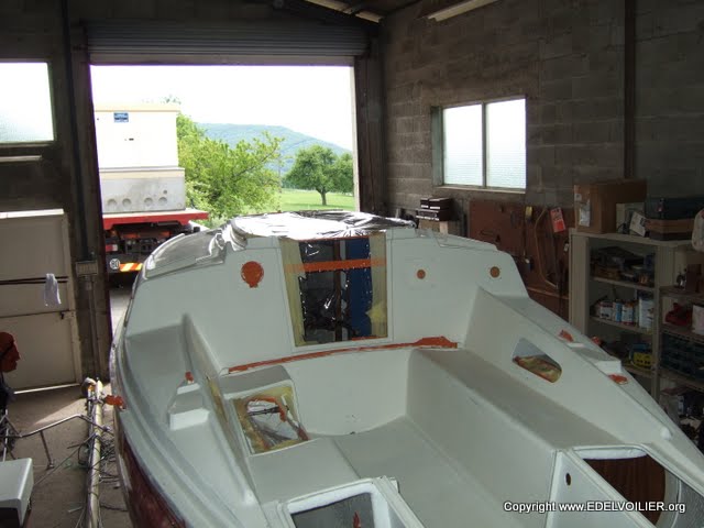 Du film étirable recouvre l'ouverture du roof et du coffre de cockpit