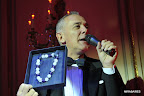 Martin Wullich, conductor del evento, exhibe un collar de Jean Pierre previo al sorteo. Gentileza: Express News
