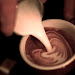 Latte Art wird gegossen
