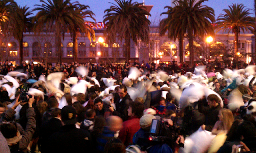 Tomate Farcie A San Francisco Pillow Fight At The Embarcadero