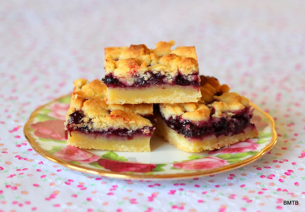 [Berry-Crumble-Slice-by-Baking-Makes-%255B1%255D.jpg]