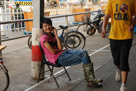 Shanghai - Marché poisson - Au téléphone