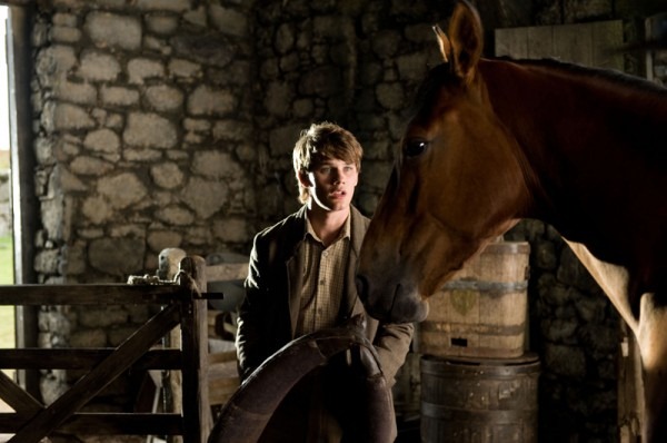 war-horse-movie-image-jeremy-irvine-08-600x398