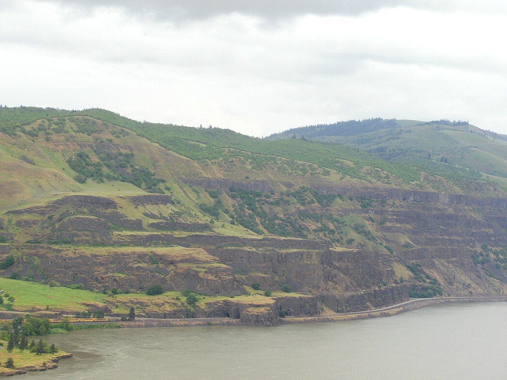 [ColumbiaRiverRowenaBends5.jpg]