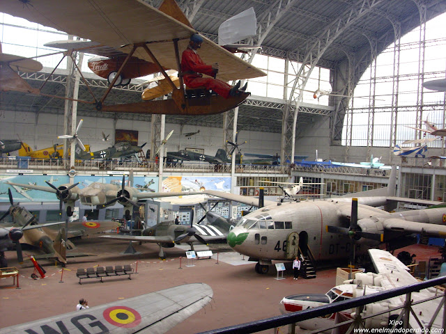 aviones-expuestos-en-el-museo-ejercito-de-bruselas.JPG
