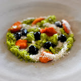 Concombre grillé, crème, oursins et aneth.