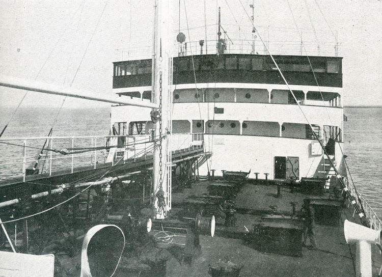Vista del puente de mando, tomada desde el castillo de proa. Foto de la revista INGENIERIA NAVAL. Junio de 1932.jpg