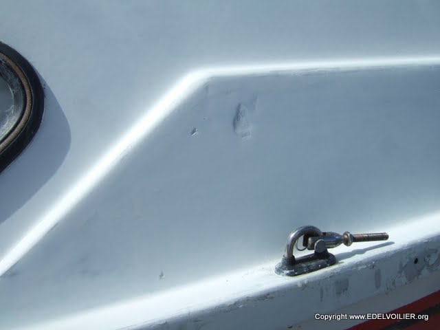 Encore une autre reprise à faire au mastic.  Selon la position du soleil ces "accrocs." sont facilement repérable.