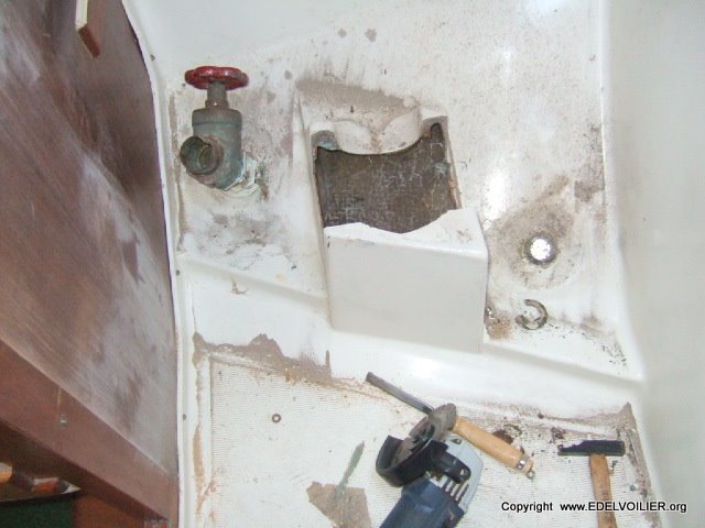 Arrivée d'eau terminé. Reste le passe coque de l'évacuation