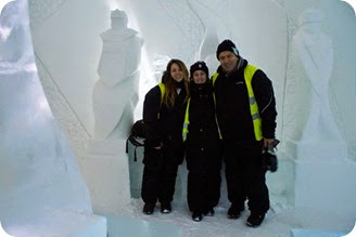 Fernando viajó con sus sobrinas Sofía y Nadia Inçaurgarat y realizó una habitación emulando un juego de ajedrez, con ocho esculturas en hielo de tamaño natural