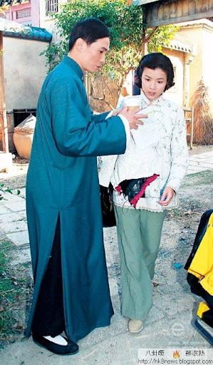 陳豪貼心為陳茵媺Aimee拎咖啡、對劇本,怕女友累壞。