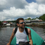 Mit dem Einkauf vom Markt (Hintergrund) auf dem Heimweg