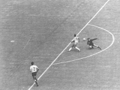 Pelé driblando Mazurkiewicz na Copa de 70 Pelé driblando Mazurkiewicz na Copa de 70